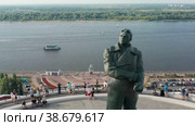 Нижний Новгород, исторический центр города. Памятник Валерию Чкалову. Вид с воздуха. Nizhny Novgorod, the historical center of the city. Monument to Valery Chkalov. Aerial view. (2022 год). Редакционное видео, видеограф Евгений Романов / Фотобанк Лори