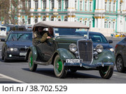 Ретро автомобиль Ford V8 30-х годов XX века в потоке современного транспорта. Санкт-Петербург (2017 год). Редакционное фото, фотограф Виктор Карасев / Фотобанк Лори