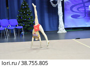 Girl competes in rhythmic gymnastics. Стоковое фото, фотограф Владимир Галкин / Фотобанк Лори