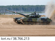 Танк Т-72Б3 команды Судана на проходит трассу танкового биатлона. Международные военные игры. Московская область (2022 год). Редакционное фото, фотограф Виктор Карасев / Фотобанк Лори
