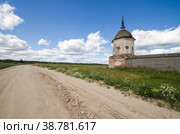 Старинная шлемовидная башня ограды Ошевенского монастыря. Россия, Архангельская область, Каргопольский район (2021 год). Стоковое фото, фотограф Яковлев Сергей / Фотобанк Лори