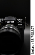 Fuji X-T4 kit 16-80 mm black. The best mirror less camera. On a dark background. (2021 год). Редакционное фото, фотограф Alexander Kalinin / Фотобанк Лори