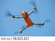 Квадрокоптер Autel Robotics EVO II завис над головой в голубом безоблачном небе (2021 год). Редакционное фото, фотограф Виктор Карасев / Фотобанк Лори