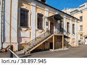 Вид на здание Международной топливно-энергетической ассоциации в Большом Афанасьевском переулке, 20, весенним днем. Москва, Россия (2019 год). Редакционное фото, фотограф Pukhov K / Фотобанк Лори