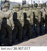 Группа российских солдат в зеленой камуфляжной форме марширует по городской улице. Стоковое фото, фотограф Олег Безруков / Фотобанк Лори