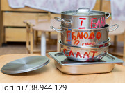 Россия. Санкт-Петербург. Организация питания детей в детском саду. Дети сервируют столы перед приемом пищи. Russia. Saint-Petersburg. Catering for children in kindergarten. Children are served tables before meals. Стоковое фото, фотограф Алексей Смышляев / Фотобанк Лори