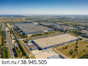 Ульяновск, цеха авиазавода "Авиастар". Вид с воздуха. Ulyanovsk, workshops of the Aviastar aircraft factory. Aerial view. (2022 год). Редакционное фото, фотограф Евгений Романов / Фотобанк Лори