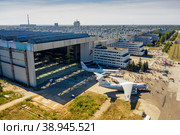 Ульяновск, цеха авиазавода "Авиастар". Вид с воздуха. Ulyanovsk, workshops of the Aviastar aircraft factory. Aerial view. (2022 год). Редакционное фото, фотограф Евгений Романов / Фотобанк Лори