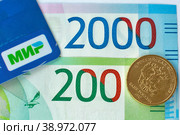 Наличный и безналичный расчёт. Российские рубли и карта "Мир". (2019 год). Редакционное фото, фотограф Александр Тарасенков / Фотобанк Лори