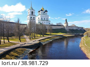 Россия. Псков. Вид на Псковский Кремль и Троицкий собор с реки Пскова (2019 год). Редакционное фото, фотограф Александр Тарасенков / Фотобанк Лори