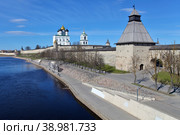 Россия. Псков. Вид на Псковский Кремль и Троицкий собор с реки Великая (2019 год). Стоковое фото, фотограф Александр Тарасенков / Фотобанк Лори