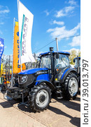 Agricultural wheeled tractor Lovol 904 (2022 год). Редакционное фото, фотограф FotograFF / Фотобанк Лори
