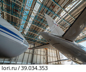 Ульяновск, авиазавод "Авиастар". Тяжелый транспортный самолет Ан-124-100 на сборочных стапелях. Ulyanovsk, "Aviastar" aircraft manufacturing plant. Heavy transport aircraft AN-124-100 on assembly slipways. (2022 год). Редакционное фото, фотограф Евгений Романов / Фотобанк Лори