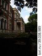 an old mansion that has been preserved in Russia since tsarist times. a building that is decaying from time to time. Стоковое фото, фотограф Meshkov Sergey / Фотобанк Лори