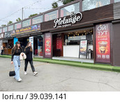 Люди рядом с сетевым кафе Melange на Спортивной набережной во Владивостоке летом (2022 год). Редакционное фото, фотограф Овчинникова Ирина / Фотобанк Лори