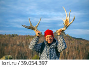 handsome mature man holding elk horns above his head and smiling. Стоковое фото, фотограф Акиньшин Владимир / Фотобанк Лори