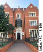 Replica of the house of the Lubavitcher Rebbe in New York (2023 год). Редакционное фото, фотограф Irina Opachevsky / Фотобанк Лори