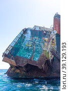 A sunken ship on the water surface of the sea (2018 год). Стоковое фото, фотограф Виктория Кольцова / Фотобанк Лори