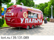 Food truck, mobile drink and snack van in a city park in summer (2022 год). Редакционное фото, фотограф FotograFF / Фотобанк Лори