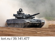 Армия России. Полигон. Танк Т-80 на пересеченной местности. Стоковое фото, фотограф Александр Тарасенков / Фотобанк Лори