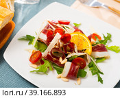 French salad Magret de canard seche closeup. Стоковое фото, фотограф Яков Филимонов / Фотобанк Лори