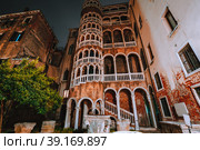 Venice, Italy. The Palazzo Contarini del Bovolo also called the Palazzo Contarini Minelli dal Bovolo at night (2019 год). Стоковое фото, фотограф Igor Tichonow / Фотобанк Лори