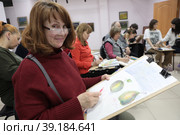 Художник с рисунком во время мастер-класса с художником Дмитрием Пальцевым (2023 год). Редакционное фото, фотограф Дмитрий Неумоин / Фотобанк Лори