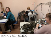 Балашихинские волонтеры "Золотые руки ангела" шьют носилки для СВО (2023 год). Редакционное фото, фотограф Дмитрий Неумоин / Фотобанк Лори