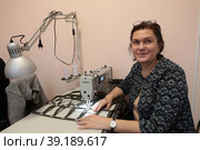 Балашихинские волонтеры "Золотые руки ангела" шьют носилки для СВО (2023 год). Редакционное фото, фотограф Дмитрий Неумоин / Фотобанк Лори