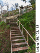 Old stairway goes up to the Soguksu Mahallesi Orta Camii (2021 год). Стоковое фото, фотограф EugeneSergeev / Фотобанк Лори