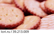 Round cracker biscuits in bulk. Стоковое видео, видеограф Потийко Сергей / Фотобанк Лори