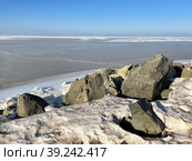 Скованный льдом Амурский залив Японского моря. Россия, Владивосток (2022 год). Стоковое фото, фотограф Овчинникова Ирина / Фотобанк Лори