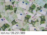 Бумажные купюры евро номинал 100 (сто) (2023 год). Редакционное фото, фотограф Оксана Шведкова / Фотобанк Лори
