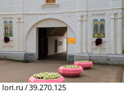 Вход в Николо-Пешношский монастырь. Монастырь Московской областной епархии Русской православной церкви. Монастырь был основан в 1361 году (2019 год). Редакционное фото, фотограф Pukhov K / Фотобанк Лори
