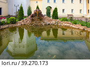 Пруд и Крестовый водопад в Николо-Пешношском монастыре.  Московская область (2019 год). Редакционное фото, фотограф Pukhov K / Фотобанк Лори