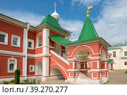 Вход в Игуменский корпус (XVII век) в Николо-Пешношском монастыре (2019 год). Стоковое фото, фотограф Pukhov K / Фотобанк Лори