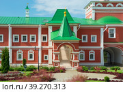 Вход в Игуменский корпус (XVII век) в Николо-Пешношском монастыре (2019 год). Стоковое фото, фотограф Pukhov K / Фотобанк Лори