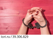 женские руки в металлических черных наручниках(female hands in metal black handcuffs) Стоковое фото, фотограф Руслан Лесков / Фотобанк Лори