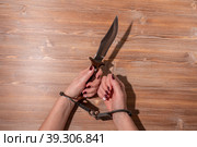 женские руки в металлических черных наручниках(female hands in metal black handcuffs) Стоковое фото, фотограф Руслан Лесков / Фотобанк Лори