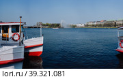 Cruise tourist boat on the Pier on Alster Lake, Hamburg, Germany (2018 год). Стоковое фото, фотограф Igor Tichonow / Фотобанк Лори