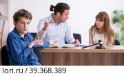 Divorcing family trying to divide child custody. Стоковое фото, фотограф Elnur / Фотобанк Лори