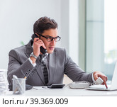 Call center operator talking on the phone. Стоковое фото, фотограф Elnur / Фотобанк Лори