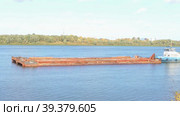 Nizhny Novgorod, Russia, Oka River, 10.08.2022. A boat with a barge goes down the river in autumn. High quality footage. Стоковое видео, видеограф Egor Sarantstv / Фотобанк Лори