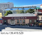 Рестораны Brugge pub в доме 44А по улице Светланская во Владивостоке (2022 год). Редакционное фото, фотограф Овчинникова Ирина / Фотобанк Лори