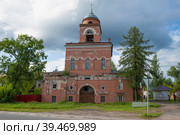 Вид на старинную надвратную церковь великомучениц Екатерины и Августы (1820г.) Тихвинского Введенский монастыря облачным августовским днем. Тихвин. Ленинградская область, Россия (2021 год). Стоковое фото, фотограф Виктор Карасев / Фотобанк Лори