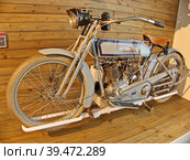 Мотоцикл Harley-Davidson 10E, 1914 г., 4-тактный, 2-цилиндровый, 989 см3, 8,6 л.с., США. Мотоцикл оснащен Step-Starter, позволяющим заводить двигатель одним движением. Мотоциклы этой модели поставлялись в Российскую Империю. Музей автомобильной техники. Верхняя Пышма, Россия, октябрь 2022. Редакционное фото, фотограф Сергей Елизарьев / Фотобанк Лори