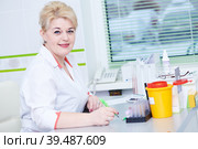 Blood medical test or research. portrait ow medicine worker in laboratory. Стоковое фото, фотограф Дмитрий Калиновский / Фотобанк Лори