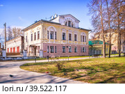 Здание Присутственных Мест, Волжский бульвар, Кинешма, Ивановская обл (2022 год). Стоковое фото, фотограф Baturina Yuliya / Фотобанк Лори