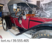 Автомобиль "American Underslung Mod. 22B Scout Roadster", 1912 г., 30 л.с., США. Автомобили отличались уникальным дизайном с размещением осей над рамой. Музей автомобильной техники. Верхняя Пышма, Россия, сентябрь 2020. Редакционное фото, фотограф Сергей Елизарьев / Фотобанк Лори