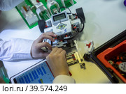 Рабочее место участника соревнований по сборке робота на региональном этапе чемпионата по робототехнике Robotics championship среди участников из Москвы и Московской области на ВДНХ в городе Москве, Россия (2023 год). Редакционное фото, фотограф Николай Винокуров / Фотобанк Лори